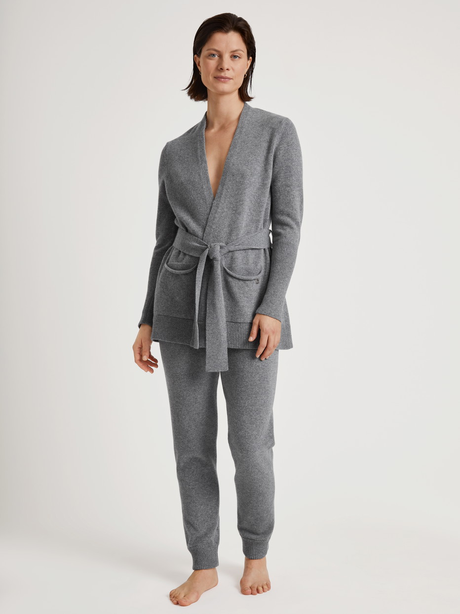 Damen-Model trägt Strickhose mit Bündchen aus Merinowolle aus Wolle in Grau, Einfarbig aus Serie The Cosy Collection von CALIDA, Outfit