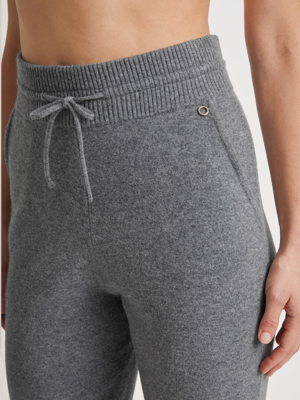Le mannequin Femme porte le/la Pantalon en tricot avec bord-côte en laine mérinos en Laine de couleur Gris, Unicolore, de la série The Cosy Collection de CALIDA, Détail