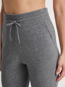 Le mannequin Femme porte le/la Pantalon en tricot avec bord-côte en laine mérinos en Laine de couleur Gris, Unicolore, de la série The Cosy Collection de CALIDA, Détail