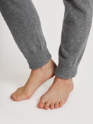 Le mannequin Femme porte le/la Pantalon en tricot avec bord-côte en laine mérinos en Laine de couleur Gris, Unicolore, de la série The Cosy Collection de CALIDA