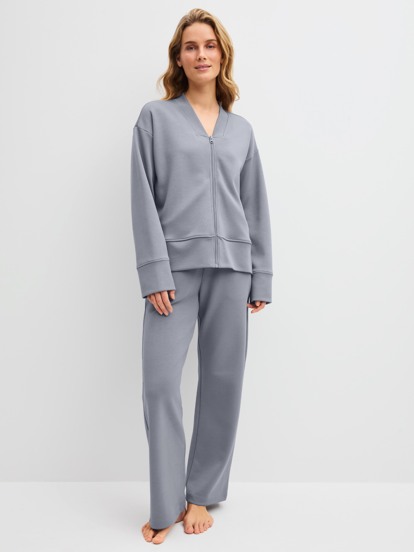 La modella / Il modello Donna indossa  in Cotone di colore Grigio, Tinta unita, della serie Natural Embrace di CALIDA, Abbigliamento