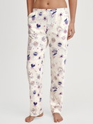 Damen-Model trägt Pyjamahose mit Seitentaschen aus 100% Baumwolle in Beige, Gemustert aus Serie Favourites Universe von CALIDA, Vorderansicht