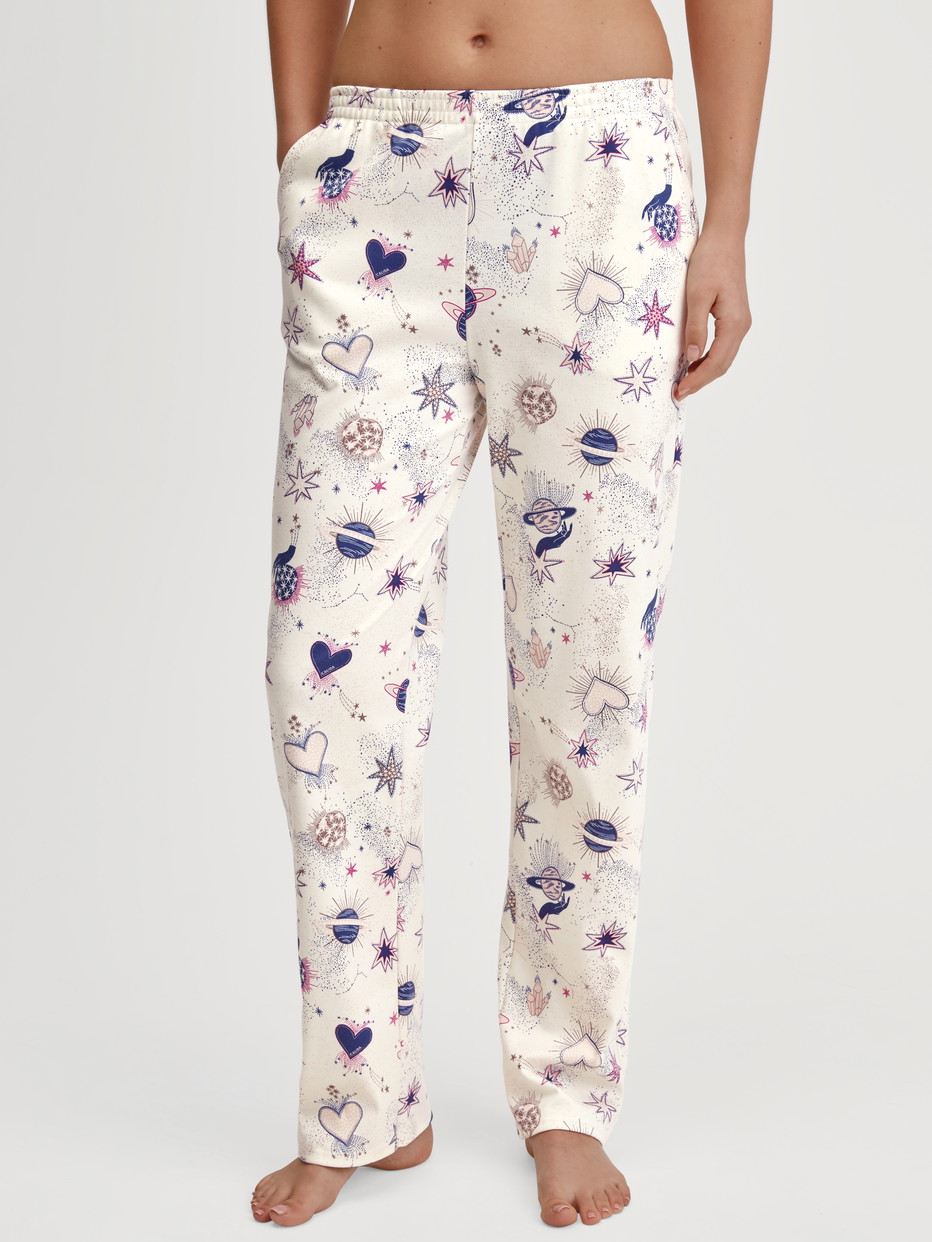 Damen-Model trägt Pyjamahose mit Seitentaschen aus 100% Baumwolle in Beige, Gemustert aus Serie Favourites Universe von CALIDA, Vorderansicht