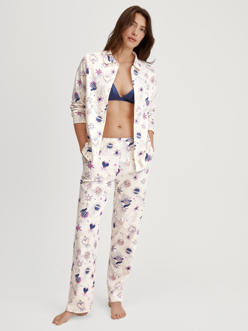 Damen-Model trägt Pyjamahose mit Seitentaschen aus 100% Baumwolle in Beige, Gemustert aus Serie Favourites Universe von CALIDA, Outfit
