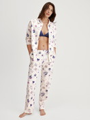 Damen-Model trägt Pyjamahose mit Seitentaschen aus 100% Baumwolle in Beige, Gemustert aus Serie Favourites Universe von CALIDA, Outfit