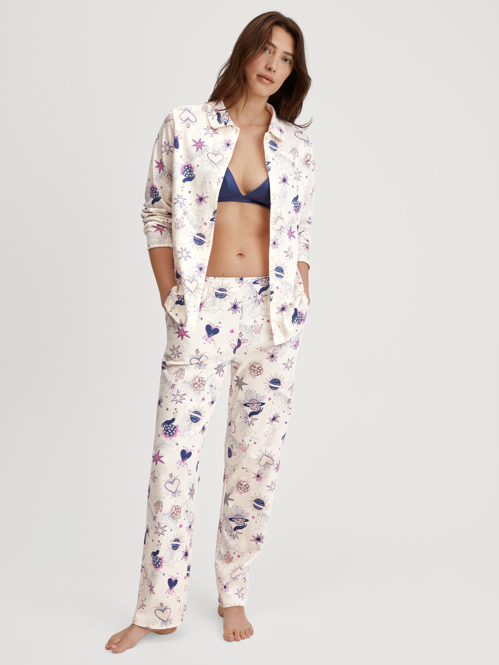 Damen-Model trägt Pyjamahose mit Seitentaschen aus 100% Baumwolle in Beige, Gemustert aus Serie Favourites Universe von CALIDA, Outfit