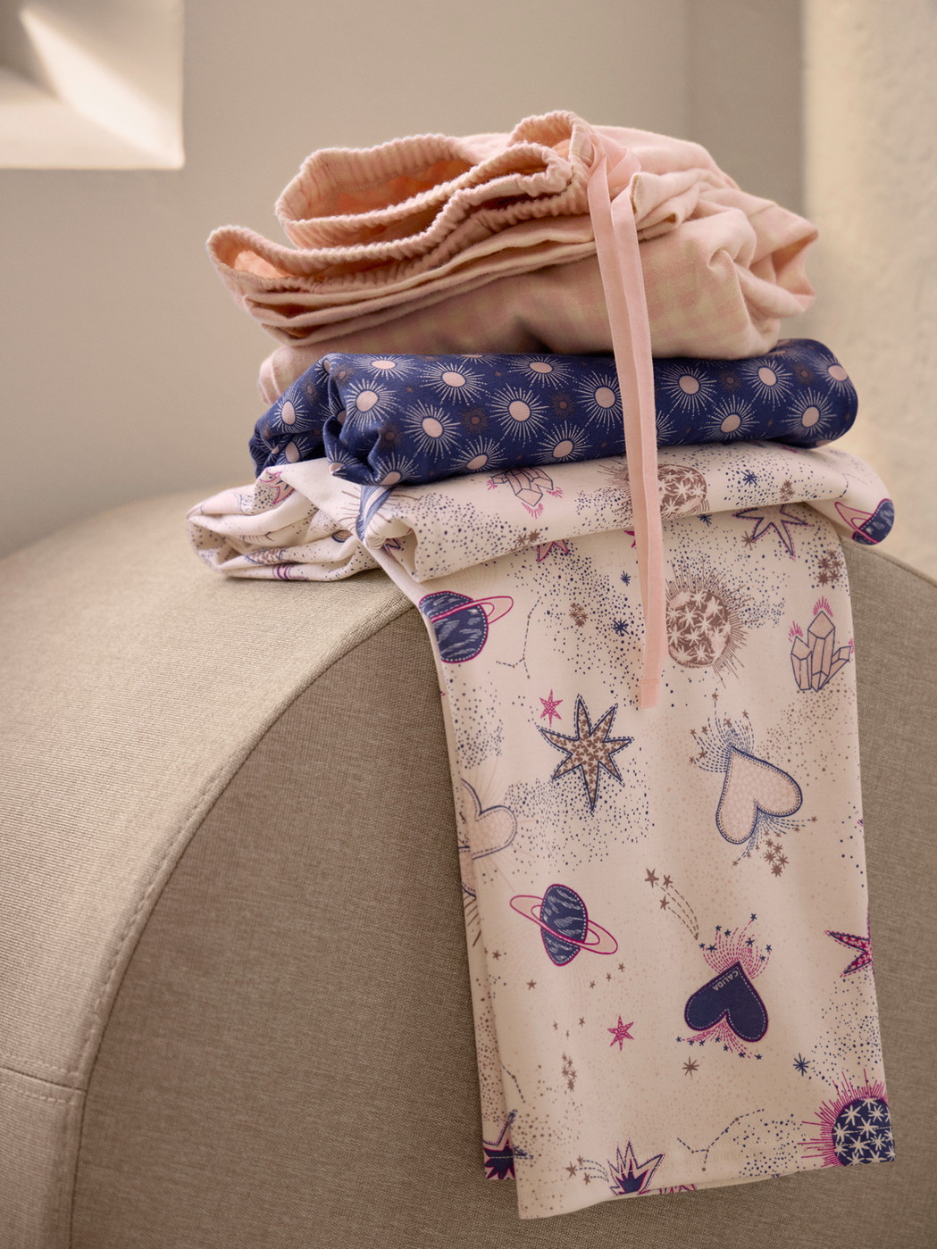 Damen - Pyjamahose mit Seitentaschen aus 100% Baumwolle in Beige, Gemustert aus Serie Favourites Universe von CALIDA, Detail