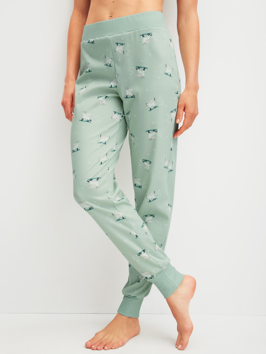Damen-Model trägt Pyjamahose mit Bündchen aus 100% Baumwolle in Grün, Motiv aus Serie Favourites Cats von CALIDA, Vorderansicht
