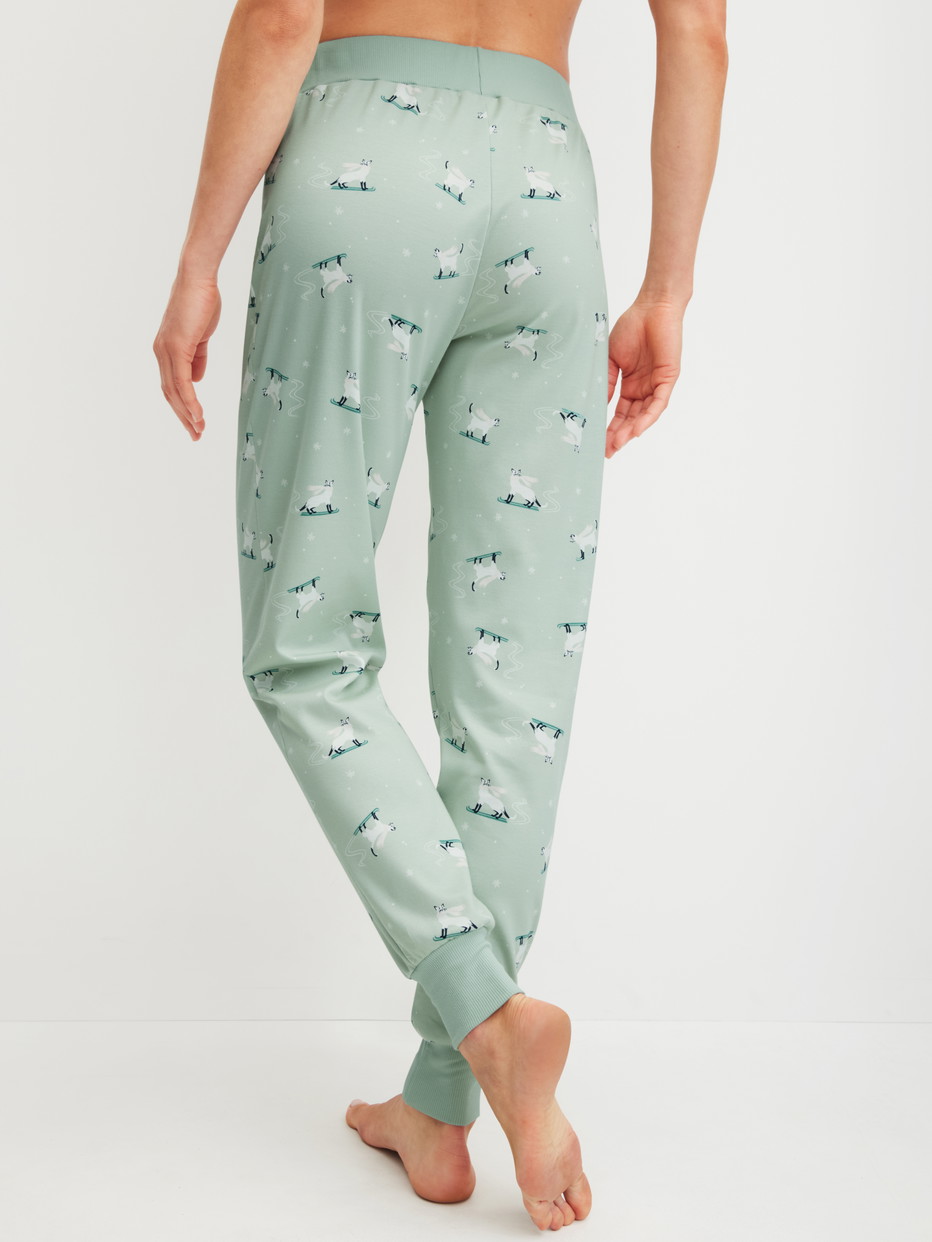 Damen-Model trägt Pyjamahose mit Bündchen aus 100% Baumwolle in Grün, Motiv aus Serie Favourites Cats von CALIDA, Rückansicht