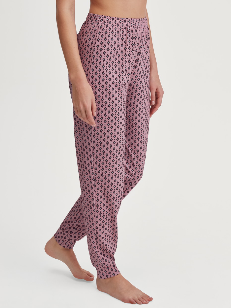 Damen-Model trägt Pyjamahose mit Bündchen aus 100% Baumwolle in Rosa, Floral aus Serie Favourites Botanic von CALIDA, Vorderansicht
