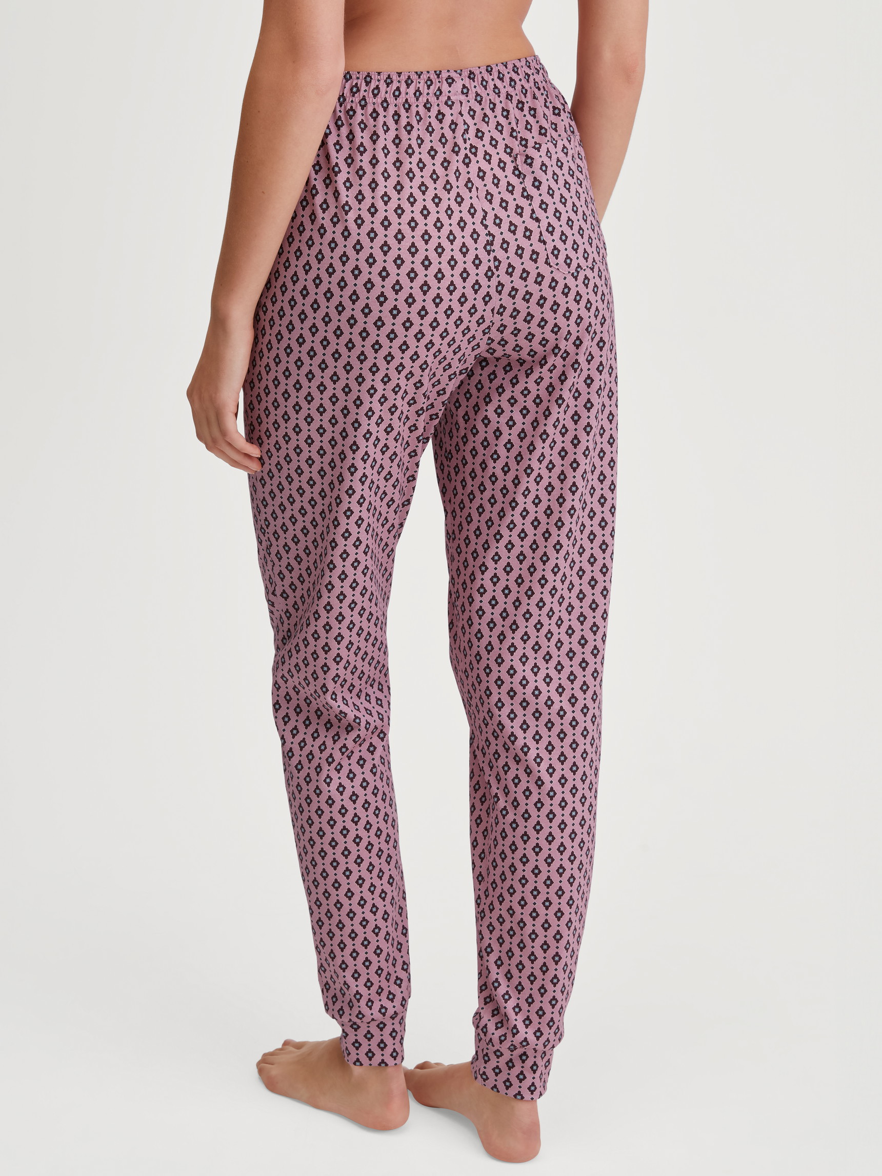 Le mannequin Femme porte le/la Bas de pyjama avec poignets en 100% coton de couleur Rose, Floral, de la série Favourites Botanic de CALIDA, Vue arrière