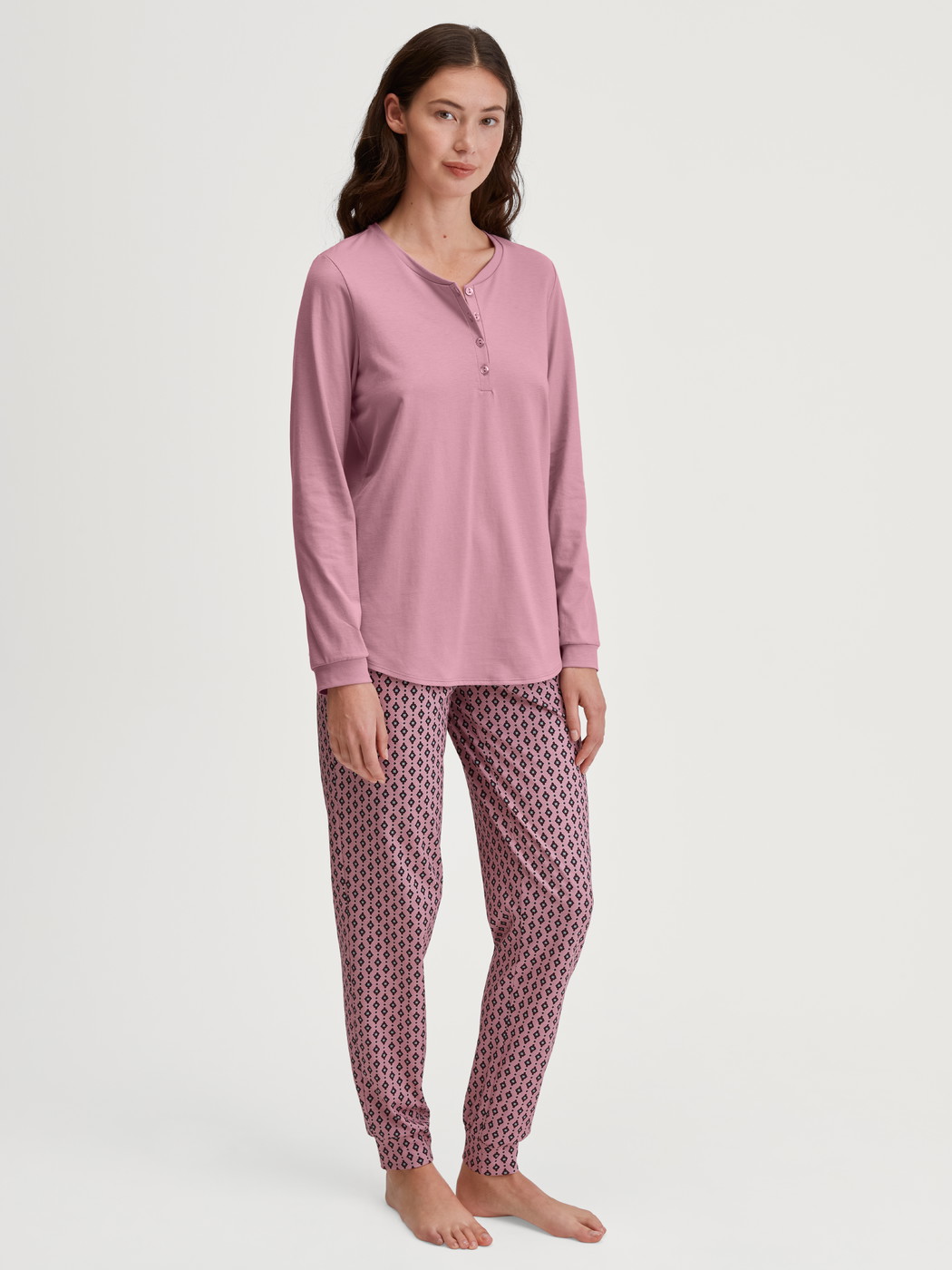 Damen-Model trägt Pyjamahose mit Bündchen aus 100% Baumwolle in Rosa, Floral aus Serie Favourites Botanic von CALIDA, Outfit