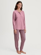 Damen-Model trägt Pyjamahose mit Bündchen aus 100% Baumwolle in Rosa, Floral aus Serie Favourites Botanic von CALIDA, Outfit