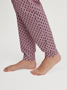 Damen-Model trägt Pyjamahose mit Bündchen aus 100% Baumwolle in Rosa, Floral aus Serie Favourites Botanic von CALIDA, Detail