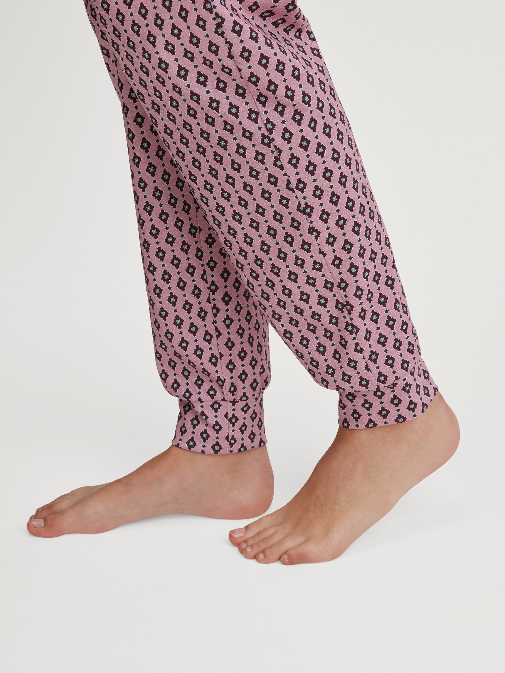 Le mannequin Femme porte le/la Bas de pyjama avec poignets en 100% coton de couleur Rose, Floral, de la série Favourites Botanic de CALIDA, Détail