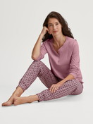 Damen-Model trägt Pyjamahose mit Bündchen aus 100% Baumwolle in Rosa, Floral aus Serie Favourites Botanic von CALIDA, Zusatzbild