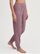 Damen-Model trägt Pyjamahose mit Bündchen aus 100% Baumwolle in Rosa, Floral aus Serie Favourites Botanic von CALIDA, Zusatzbild