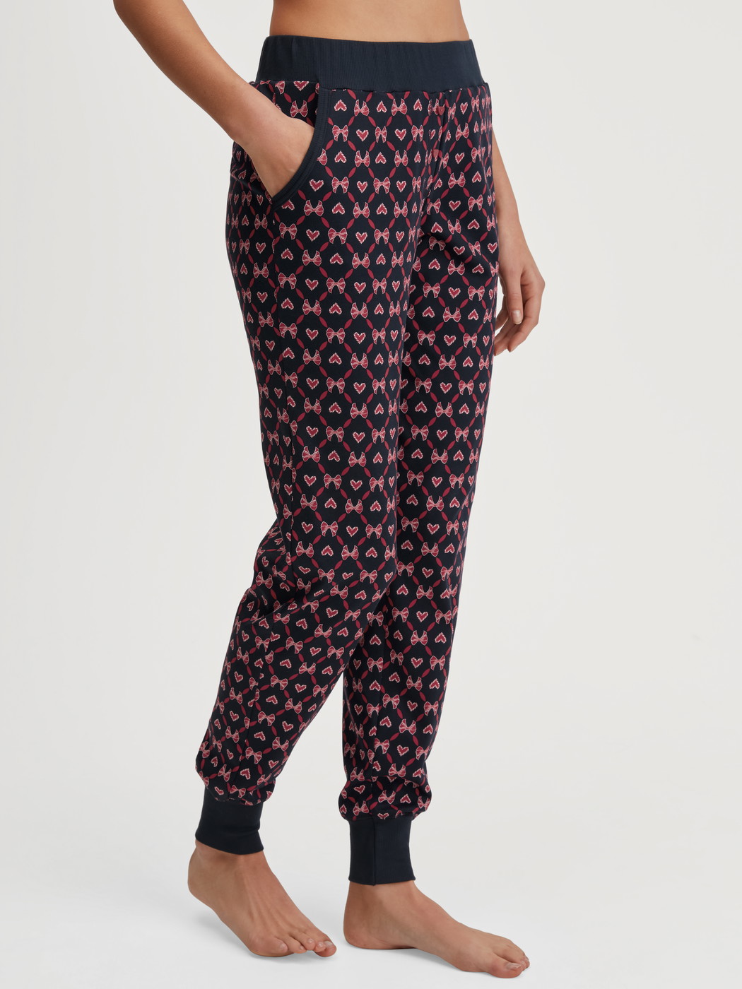 Damen-Model trägt Pyjamahose mit Bündchen und Seitentaschen aus 100% Baumwolle in Blau, Gemustert aus Serie Favourites Holidays von CALIDA, Vorderansicht