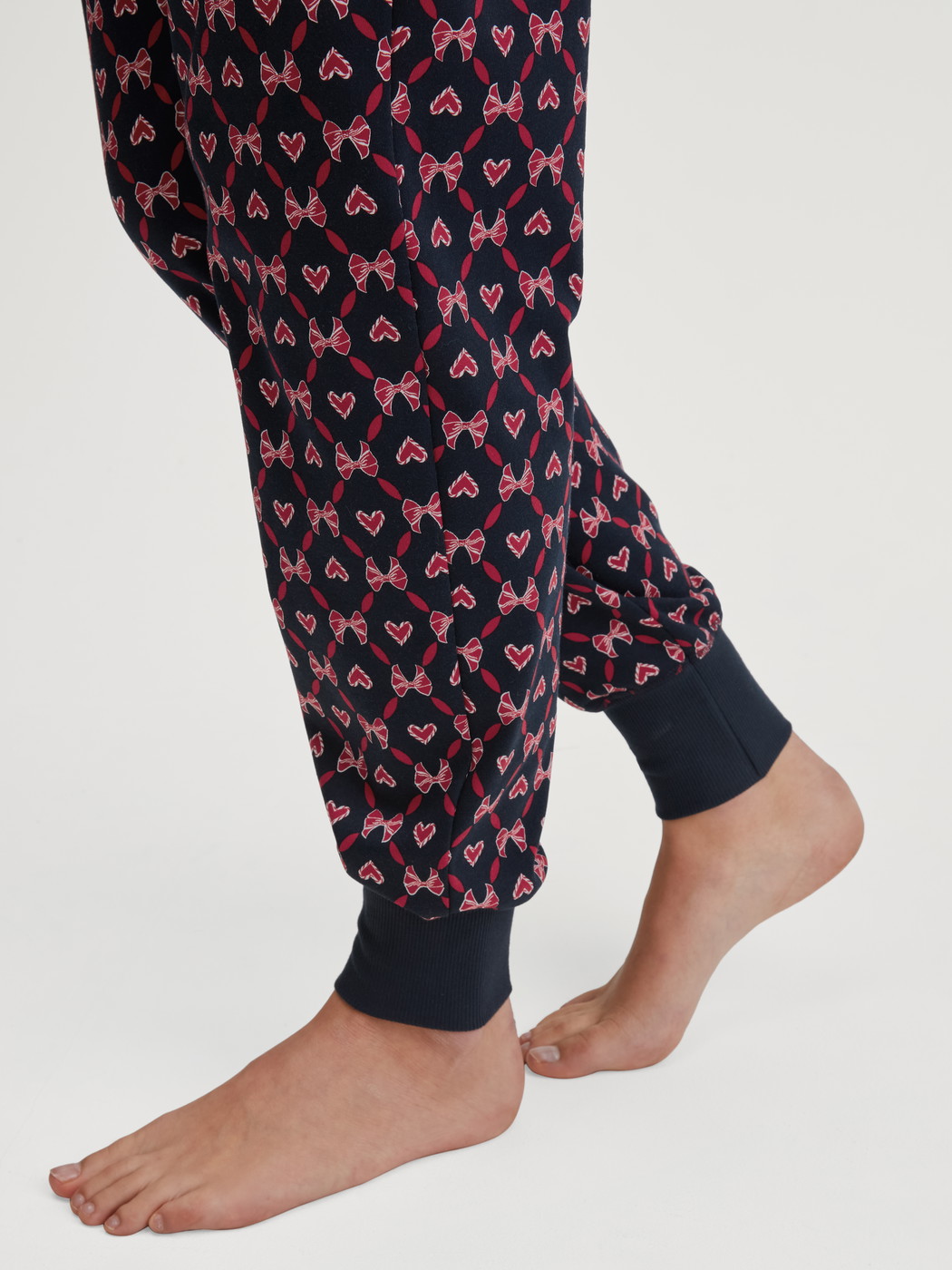Damen-Model trägt Pyjamahose mit Bündchen und Seitentaschen aus 100% Baumwolle in Blau, Gemustert aus Serie Favourites Holidays von CALIDA, Detail