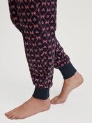 Damen-Model trägt Pyjamahose mit Bündchen und Seitentaschen aus 100% Baumwolle in Blau, Gemustert aus Serie Favourites Holidays von CALIDA, Detail