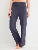 Damen-Model trägt Loungehose  aus Modal in Blau, Einfarbig aus Serie Natural Loungewear von CALIDA, Vorderansicht