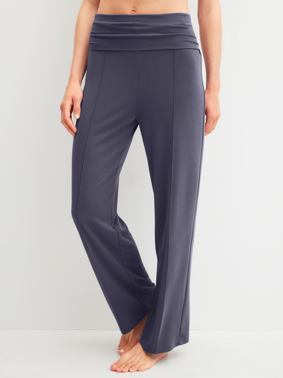 Damen-Model trägt Loungehose  aus Modal in Blau, Einfarbig aus Serie Natural Loungewear von CALIDA, Vorderansicht