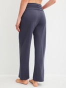 Damen-Model trägt Loungehose  aus Modal in Blau, Einfarbig aus Serie Natural Loungewear von CALIDA, Rückansicht
