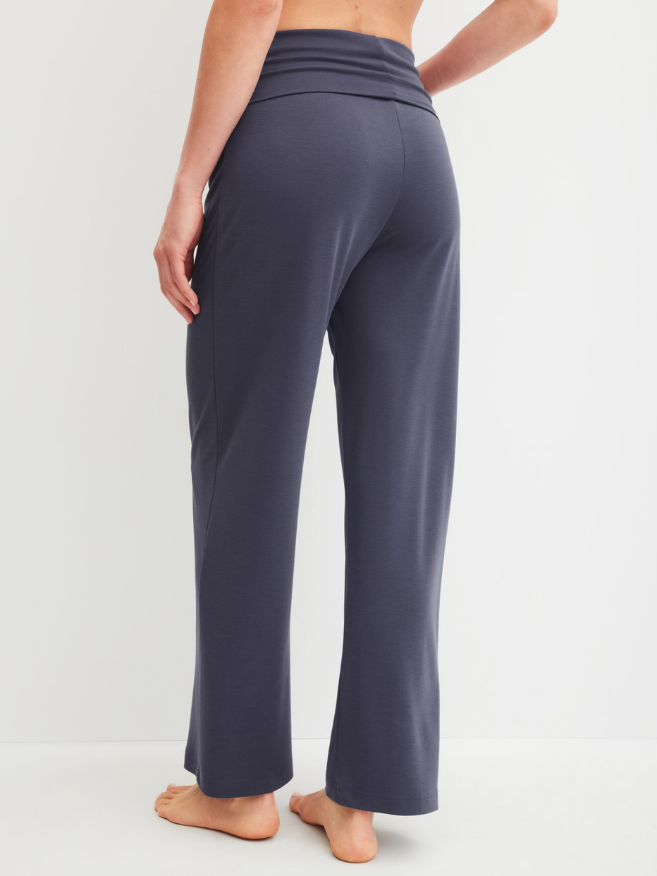Damen-Model trägt Loungehose  aus Modal in Blau, Einfarbig aus Serie Natural Loungewear von CALIDA, Rückansicht