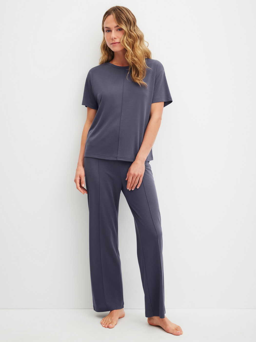 Damen-Model trägt Loungehose  aus Modal in Blau, Einfarbig aus Serie Natural Loungewear von CALIDA, Outfit