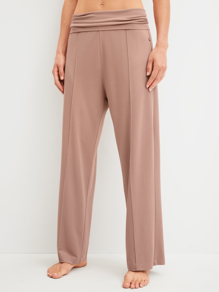 Le mannequin Femme porte le/la Pantalon de détente  en Modal de couleur Marron, Unicolore, de la série Natural Loungewear de CALIDA, Vue de face