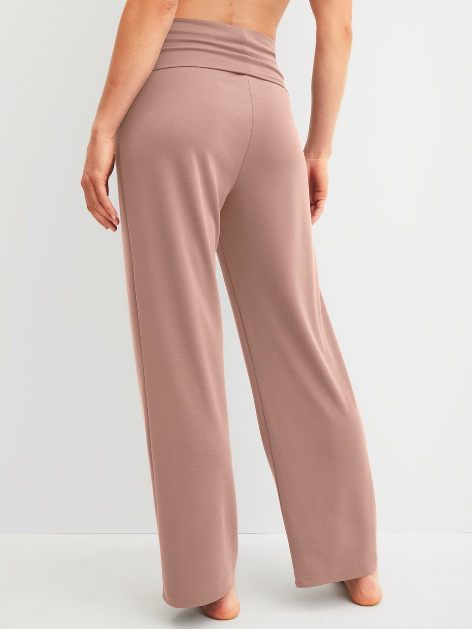 Le mannequin Femme porte le/la Pantalon de détente  en Modal de couleur Marron, Unicolore, de la série Natural Loungewear de CALIDA, Vue arrière