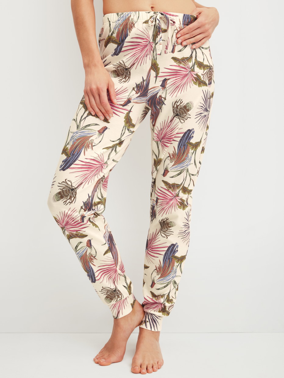 Damen-Model trägt Pyjamahose mit Bündchen aus 100% Baumwolle in Beige, Floral aus Serie Favourites Arts von CALIDA, Vorderansicht