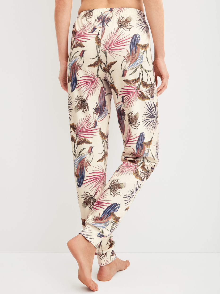 Damen-Model trägt Pyjamahose mit Bündchen aus 100% Baumwolle in Beige, Floral aus Serie Favourites Arts von CALIDA, Rückansicht