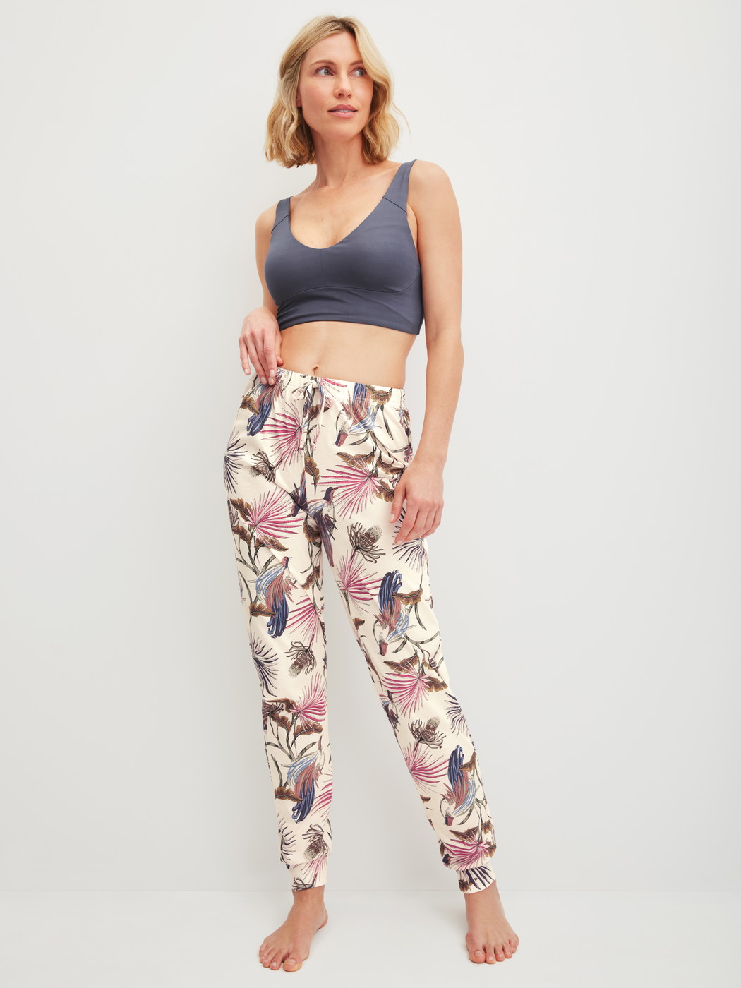 Damen-Model trägt Pyjamahose mit Bündchen aus 100% Baumwolle in Beige, Floral aus Serie Favourites Arts von CALIDA, Outfit
