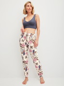 Damen-Model trägt Pyjamahose mit Bündchen aus 100% Baumwolle in Beige, Floral aus Serie Favourites Arts von CALIDA, Outfit