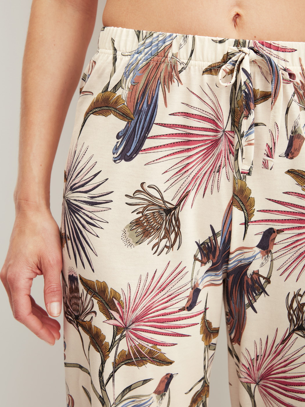 Damen-Model trägt Pyjamahose mit Bündchen aus 100% Baumwolle in Beige, Floral aus Serie Favourites Arts von CALIDA, Detail