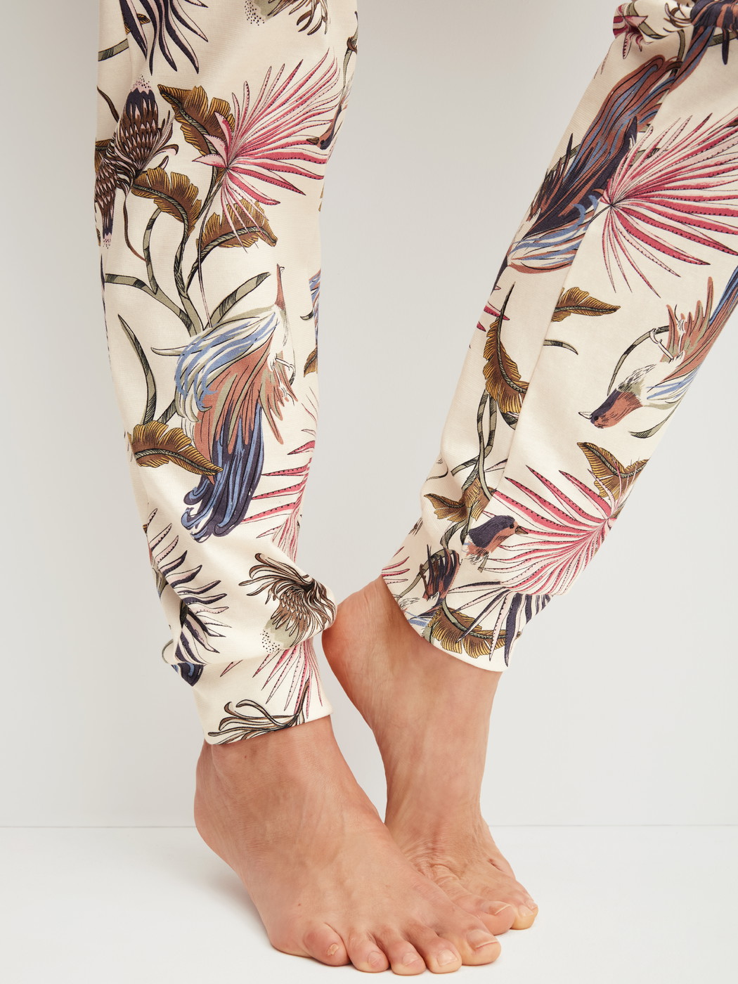 Damen-Model trägt Pyjamahose mit Bündchen aus 100% Baumwolle in Beige, Floral aus Serie Favourites Arts von CALIDA, Detail