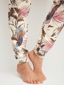 Damen-Model trägt Pyjamahose mit Bündchen aus 100% Baumwolle in Beige, Floral aus Serie Favourites Arts von CALIDA, Detail