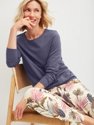 Damen-Model trägt Pyjamahose mit Bündchen aus 100% Baumwolle in Beige, Floral aus Serie Favourites Arts von CALIDA, Zusatzbild