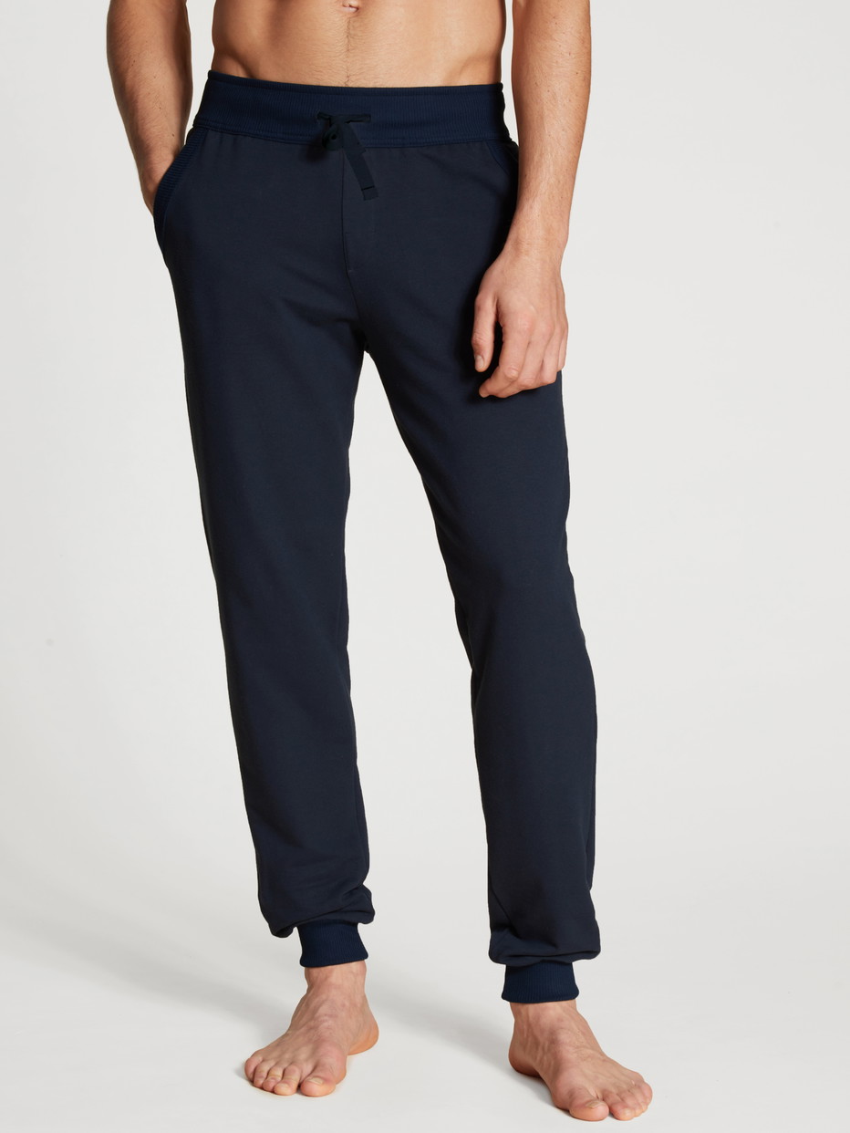Le mannequin Homme porte le/la Pantalon de jogging en 100% coton de couleur Bleu, Unicolore, de la série Circular Lounge de CALIDA, Vue de face