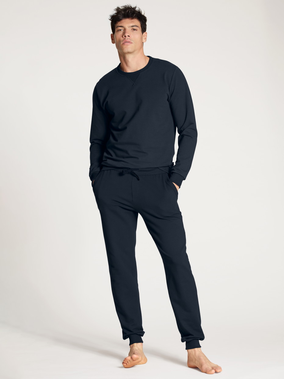 Le mannequin Homme porte le/la Pantalon de jogging en 100% coton de couleur Bleu, Unicolore, de la série Circular Lounge de CALIDA, Vue de face, Tenue