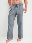 Herren-Model trägt Pyjamahose aus 100% Baumwolle in Grau, Einfarbig aus Serie RMX Sleep Journey von CALIDA, Vorderansicht