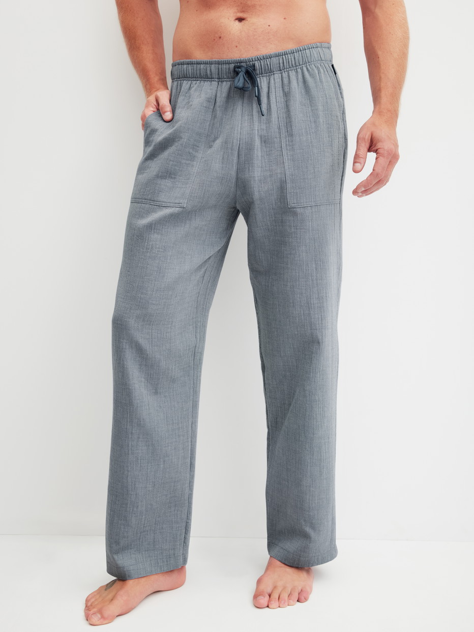 Herren-Model trägt Pyjamahose aus 100% Baumwolle in Grau, Einfarbig aus Serie RMX Sleep Journey von CALIDA, Vorderansicht