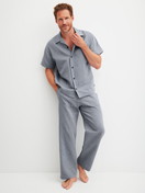 Herren-Model trägt Pyjamahose aus 100% Baumwolle in Grau, Einfarbig aus Serie RMX Sleep Journey von CALIDA, Outfit