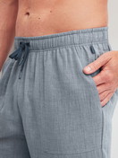 Herren-Model trägt Pyjamahose aus 100% Baumwolle in Grau, Einfarbig aus Serie RMX Sleep Journey von CALIDA, Detail