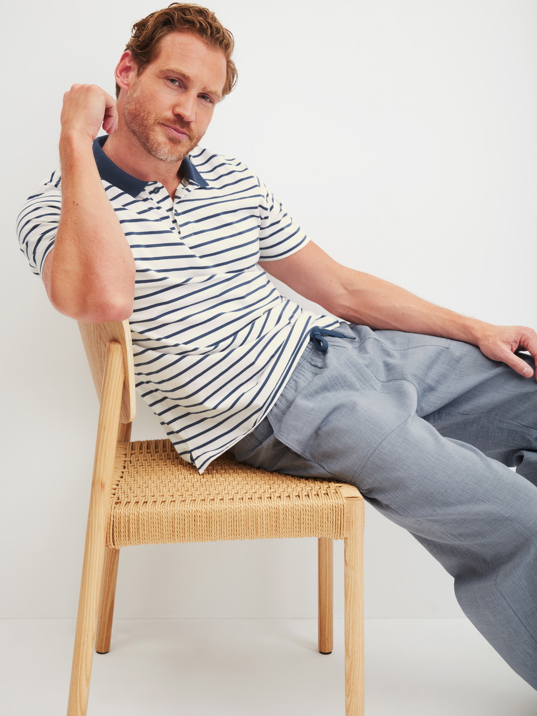 Herren-Model trägt Pyjamahose aus 100% Baumwolle in Grau, Einfarbig aus Serie RMX Sleep Journey von CALIDA, Zusatzbild