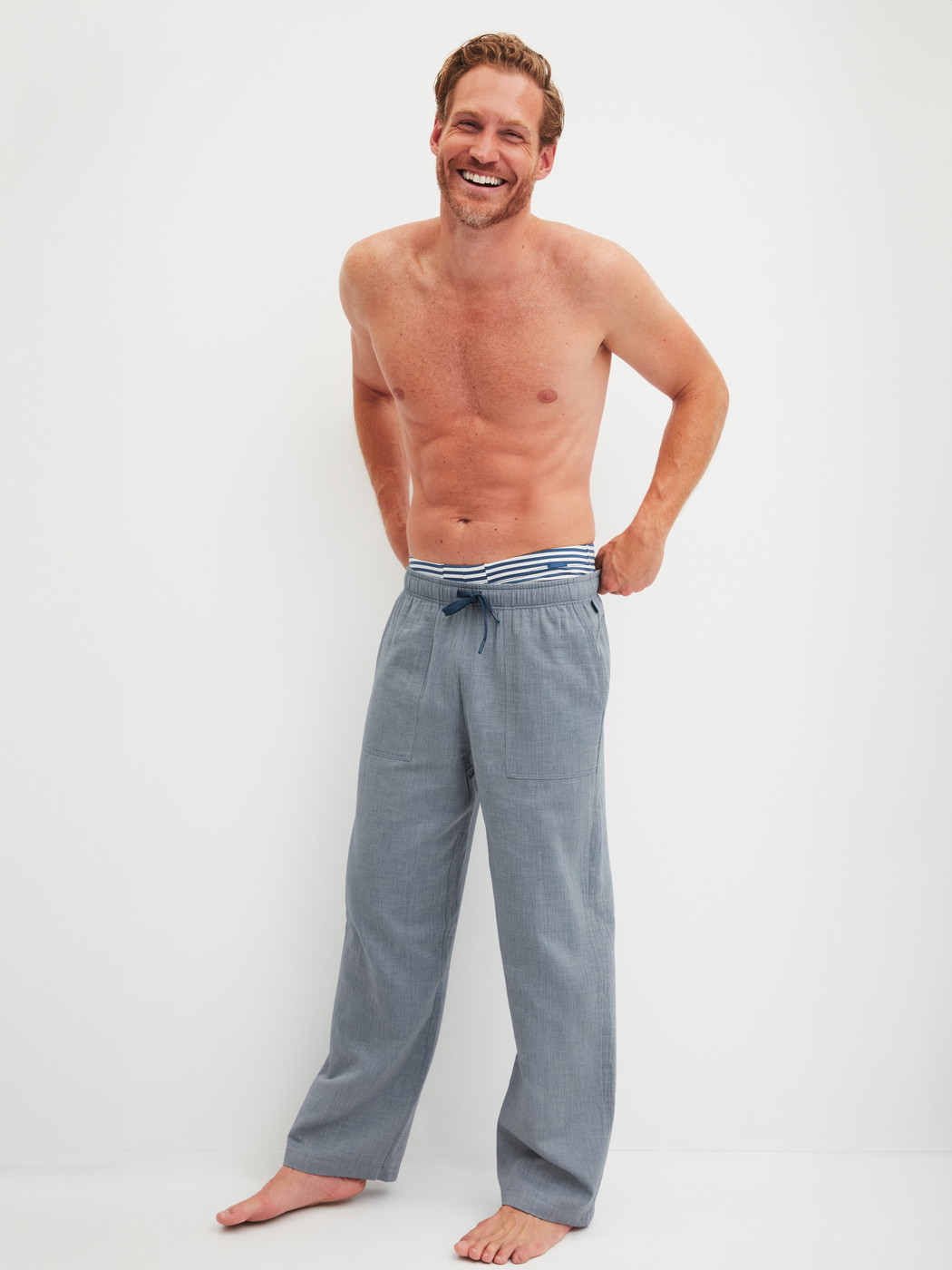 Herren-Model trägt Pyjamahose aus 100% Baumwolle in Grau, Einfarbig aus Serie RMX Sleep Journey von CALIDA, Zusatzbild