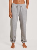 Le mannequin Femme porte le/la Pantalon de survêtement avec bas resserrés en 100% coton de couleur Gris, Unicolore, de la série Lounge & Relax de CALIDA, Vue de face