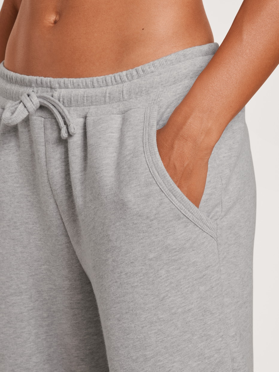 Damen - Sweatpants mit Bündchen aus 100% Baumwolle in Grau, Einfarbig aus Serie Lounge & Relax von CALIDA, Detail