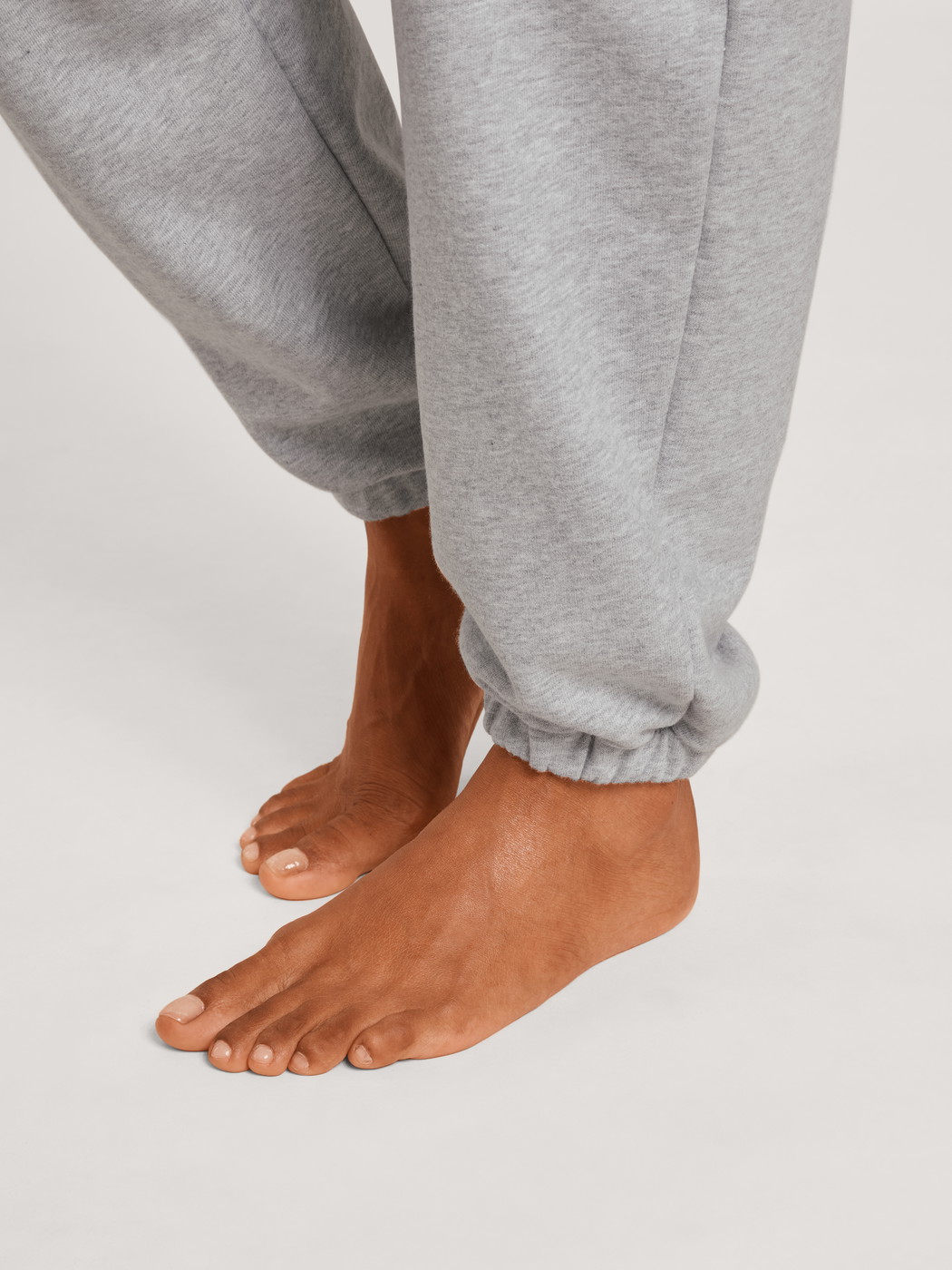 Femme - Pantalon de survêtement avec bas resserrés en 100% coton de couleur Gris, Unicolore, de la série Lounge & Relax de CALIDA, Détail